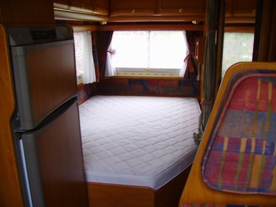 Lit permanent sur sommier a latte et matelas Bultex